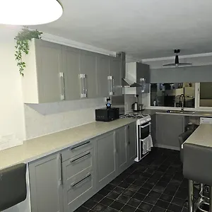 immaculate-3bedroom-house-in.hotelsin-nottingham.com/