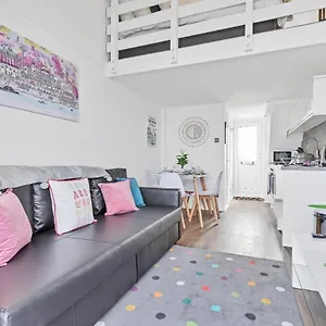 on-the-water-3-waterside-studio-mezzanine-bedroom.brighton-hotels-england.com/